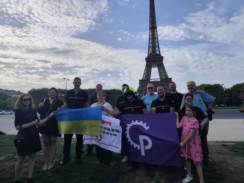 Délégation syndicale ukrainienne en solidarité avec les pompiers en lutte aux Champs de Mars